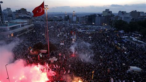 De Gezi Park Protesten: Een Ontploffing van Civiele Ontevredenheid Tegen een Autoritaire Overheid